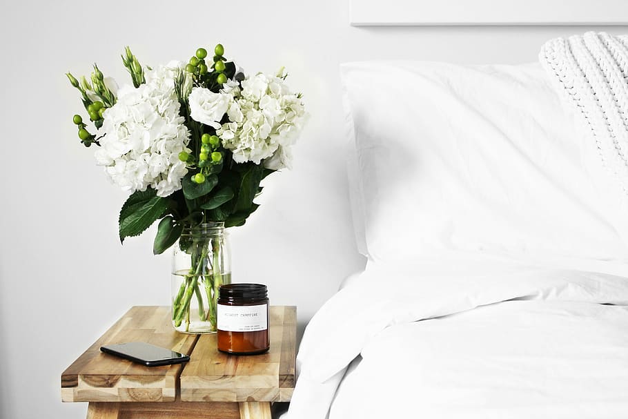 chữa lành bằng hoa bên giường ngủ