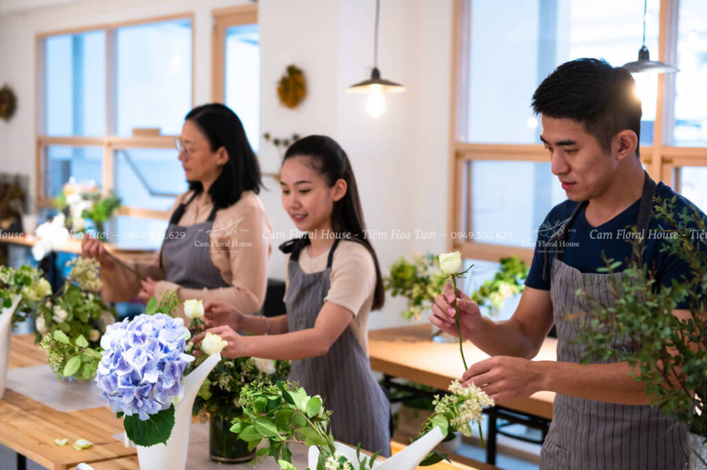 Students are arranging flowers in workshop
