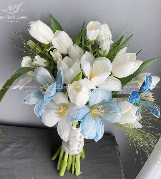 Bó hoa cưới Tulip xanh dương