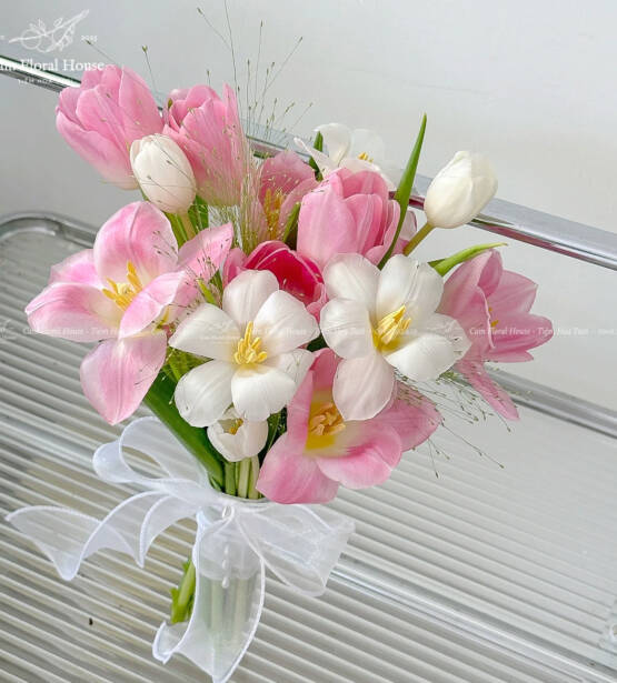 Bó hoa cưới tulip nhập khẩu Hà Lan màu hồng