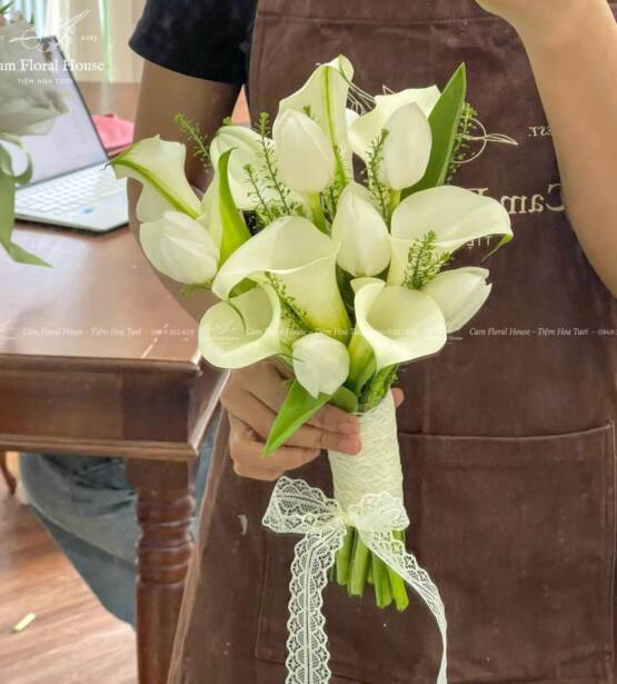 Bó hoa cưới sang trọng Calla Lily phối Tulip trắng