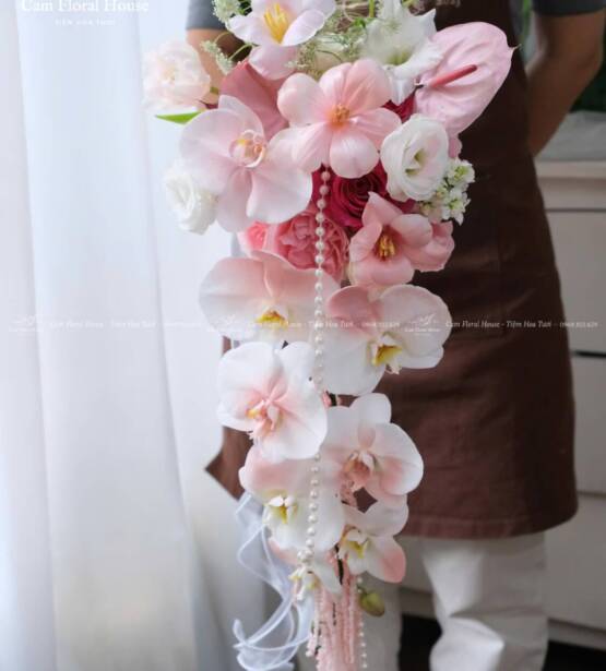 hoa cưới cầm tay dáng thác lan hồ điệp 7