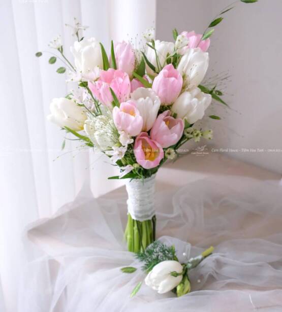 hoa cưới tulip trắng mix tulip hồng phối delphinium