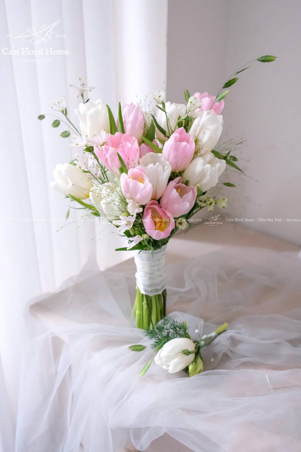 hoa cưới tulip trắng mix tulip hồng phối delphinium