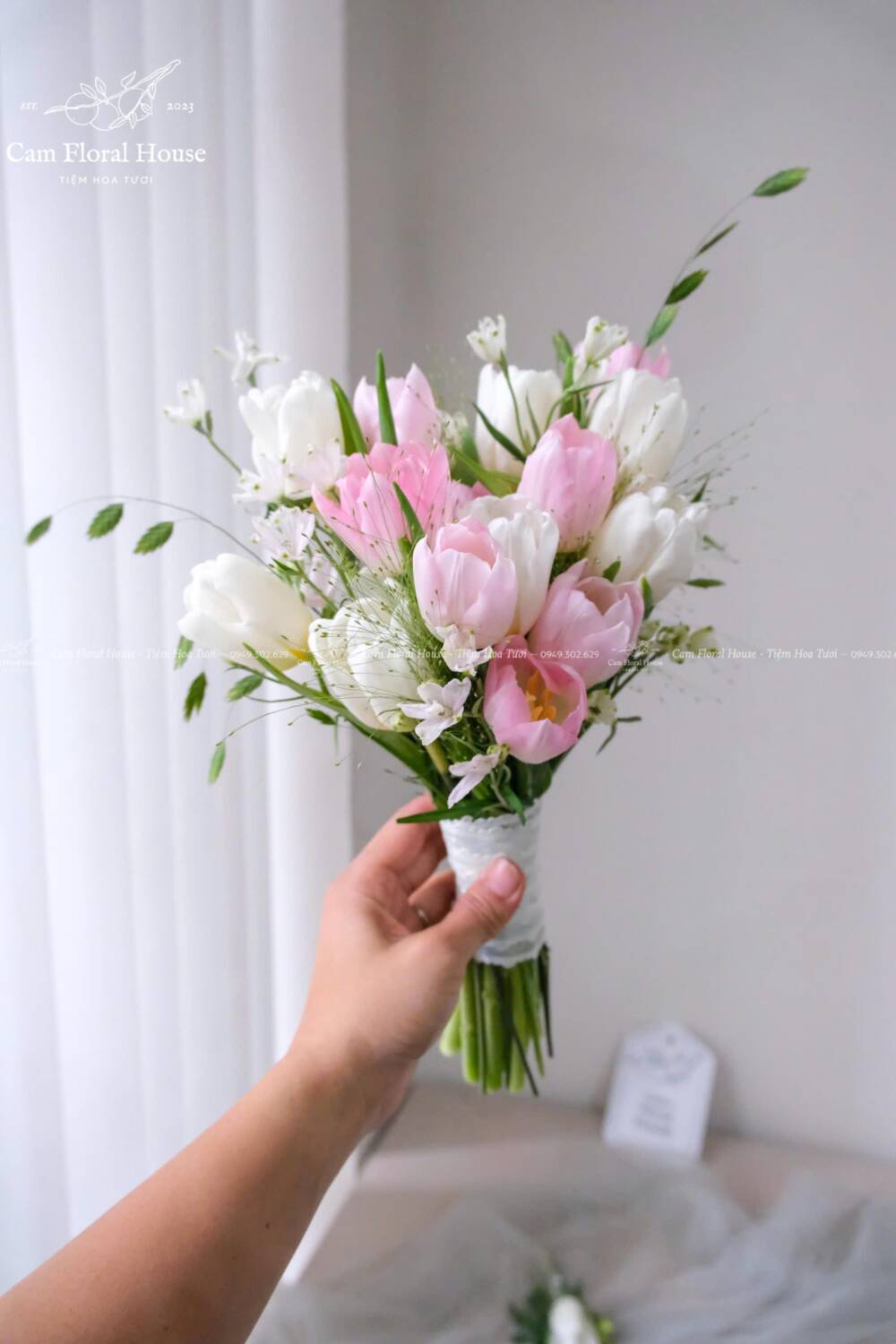 hoa cưới tulip trắng hồng phong cách tự nhiên