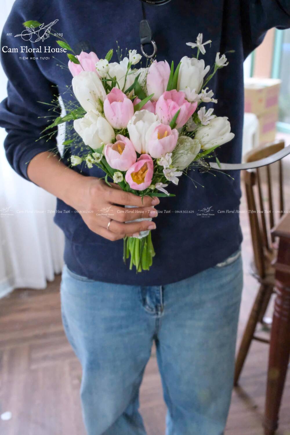 hoa cầm tay cô dâu tulip trắng hồng